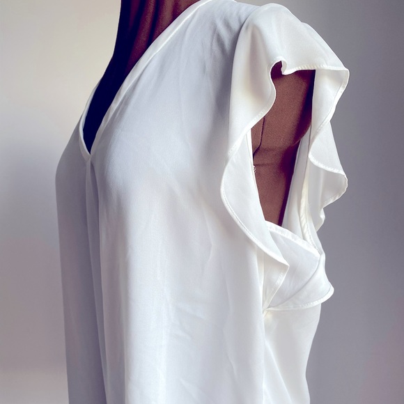 🤍PHILOSOPHY🤍 White frilly sleeveless blouse in XL. Like new condition. - Picture 6 of 8